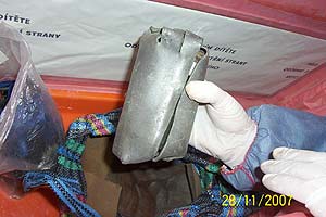 Imagen de la policía eslovaca en la que se ve uno de los recipientes con uranio. (Foto: AP)