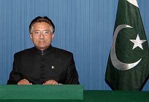 Imagen en la que se ve a Musharraf anunciando el levantamiento del estado de excepcin. (Foto: AFP)