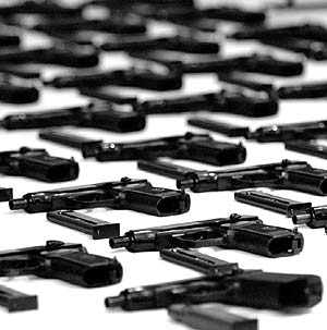 Fusiles de asalto 'Kalasnikov' y pistolas 'Markarov'. (Foto: Alberto Di Lolli)