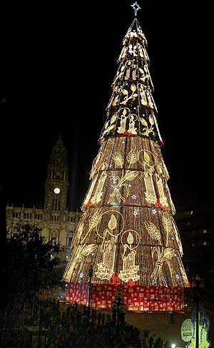 Un árbol de Navidad de 76 metros y con más de tres millones de luces en Oporto (Foto: Efe)