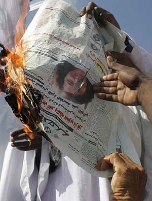 Unos manifestantes queman la foto de la mestra britnica, Gillian Gibbons. (Foto: AFP)