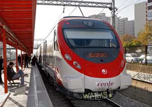Un tren con destino al aeropuerto de El Prat, en Bellvitge. (Foto: Efe)