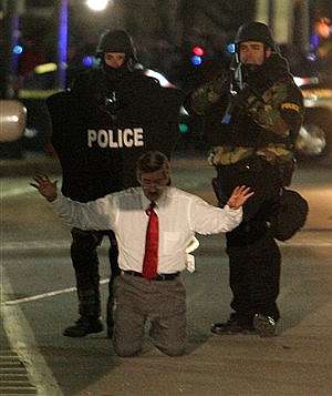Agentes de polica detienen al secuestrador despus de su entrega. (Foto: AP)