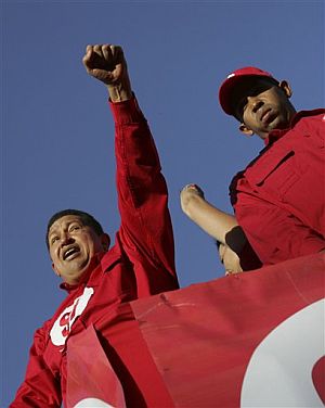 Hugo Chávez, puño en alto, durante el mitin por el 'sí'. (Foto: AP)