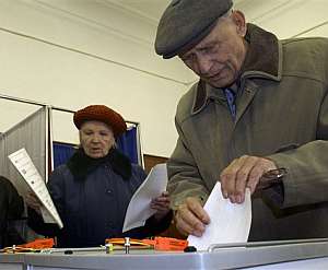 Un hombre vota en un colegio de la península de Kamchatka, en el extremo oriental del país. (Foto: AP)