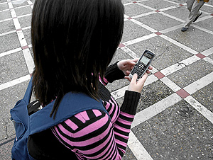 Una estudiante manda un mensaje de texto desde su móvil. (Foto: PABLO REQUEJO)