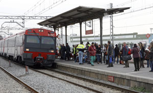 Una buena cantidad de usuarios se disponen a coger un tren de la C2-sur en la estacin de Gav, a primera hora de la maana. (Foto: Efe)