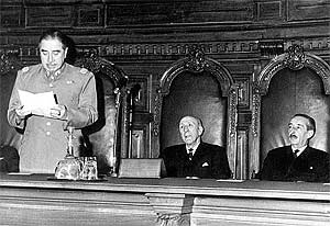 El general Augusto Pinochet da lectura al mensaje de la Junta Militar ante el pleno de la Corte Suprema, en noviembre de 1973. (Foto: EFE)