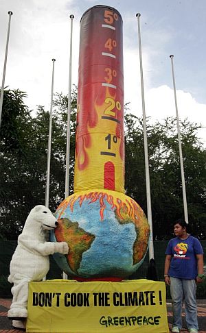 Un activista de Greenpeace se manifiesta hoy, 3 de diciembre de 2007, antes de la inauguración de la XIII Conferencia de Naciones Unidas sobre Cambio Climático (UNFCCC) en la isla indonesia de Bali. (Foto: EFE)