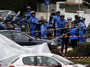 Policas franceses buscan pruebas en el lugar del ataque. (Foto: Justy Garca Koch)