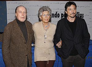 Jack Taylor, Pilar Bardem y Carlos Bardem, intrpretes de 'Un mundo para Julius'. (Foto: EFE)
