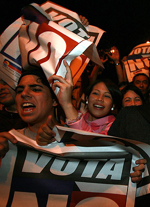 Venezolanos contrarios a la reforma de Chvez, en plena calle. (Foto: AFP) VEA EL LBUM