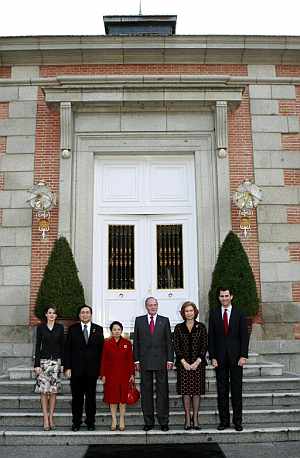 Gloria Macapagal y su marido posan con la Familia Real. (Foto: EFE)