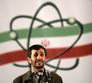 El presidente iran, Mahmud Ahmadineyad, en una imagen tomada en abril de 2007. (Foto: AP)