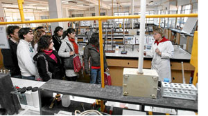 Estudiantes en un laboratorio de Ciencias en Valladolid. (Foto: Montse Álvarez)
