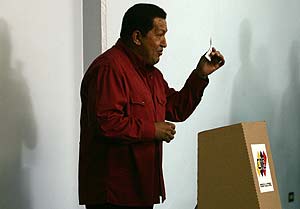 Chvez, instantes antes de depositar su voto sobre el referndum. (Foto: REUTERS)