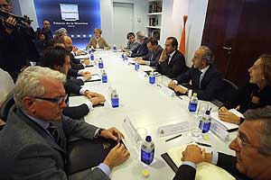 La vicepresidenta del Gobierno en La Moncloa con los representantes de las televisiones (Foto: Carlos Barajas).