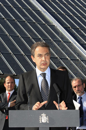 José Luis Rodríguez Zapatero, durante la inauguración de las nuevas instalaciones solares instaladas en la Moncloa. (Foto: EFE / Kote Rodrigo)