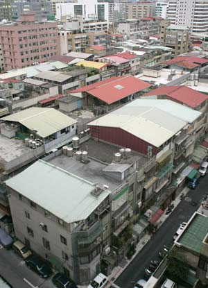 Construcciones ilegales en los tejados de Taipei (Taiwan). (FOTO: AP)