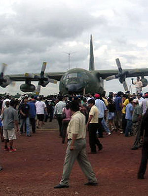 Manifestantes alrededor de la aeronave. (Foto: EFE)