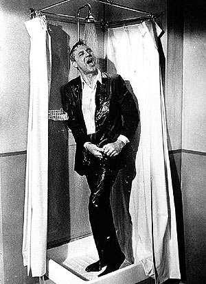 Cary Grant se ducha vestido en una de las escenas ms recordadas de 'Charada'.