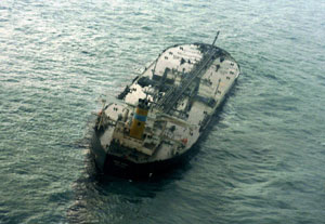 El petrolero 'Hebei Spirit', tras el accidente que ha provocado el vertido de 10.000 toneladas de crudo. (Foto: AFP)