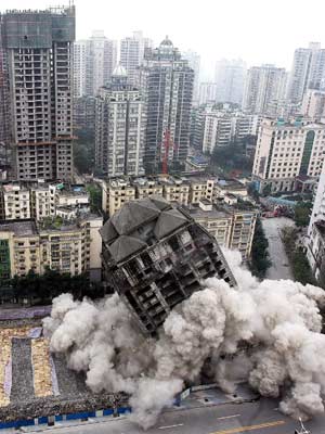 Demolicin de un edificio el pasado 6 de diciembre en la ciudad de Chongqing, en la china Central. (FOTO: AFP)
