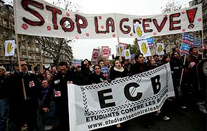 Manifestacin en Pars el 18 de noviembre contra las huelgas de los sindicatos de transporte y los bloqueos de los universitarios. (Foto: EFE)