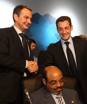 Zapatero y Sarkozy se saludan durante la Cumbre de Lisboa. (Foto: AFP)