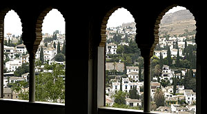 Vistas del Albaycn de Granada desde un saln de la Alhambra. (Foto: Paco Ayala)
