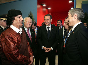 (De izda. a dcha. )Gadafi, Moratinos, Zapatero y Scrates, en Lisboa. (Foto: EFE)