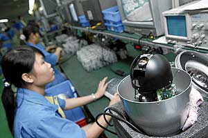 Varias mujeres trabajadoras, en la fábrica china de seguridad, vigilancia y tecnología. (Foto: SINOPIX)
