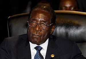 El presidente de Zimbabue, Robert Mugabe, con gesto serio durante la cumbre. (Foto: EFE)