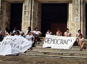 Varias de las militantes de las JNC durante la concentracin frente a la iglesia de Santa Rita en La Habana (Foto: JNC)