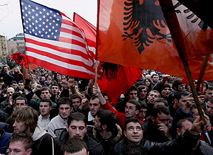 Manifestacin en Pristina para pedir la independencia de Kosovo. (Foto: EFE)