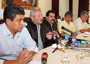 os gobernadores opositores de cinco de los nueve departamentos de Bolivia. (Foto: EFE)