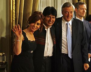Horas despus de aprobar la Constitucin, Morales asisti a la toma de posesin de Cristina Fernndez en Buenos Aires. (Foto: EFE)