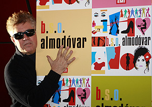 Almodvar posa junto a la cubierta del disco de sus bandas sonoras. (Foto: EFE)