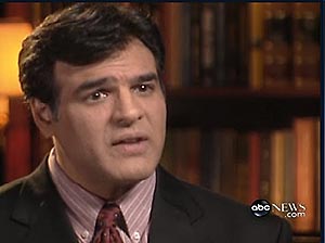 El ex agente de la CIA, John Kiriakou, habla para la cadena ABC News. (Foto: ABC)