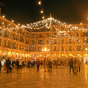 Iluminación navideña en la Plaza Mayor de Palma (Foto: Enrique Calvo).