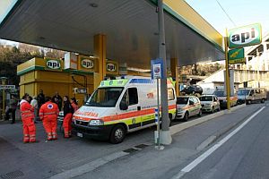 Una ambulancia intenta llenar el depsito de combustible en una gasolinera de Gnova. (Foto: EFE)