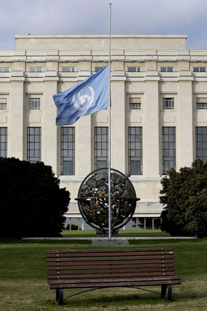 La bandera de Naciones Unidas ondea a media asta en el edificio de la ONU en Ginebra. (Foto: EFE)