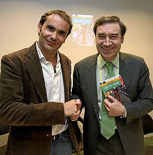 David Jimnez y Pedro J. Ramrez se estrechan la mano durante la presentacin del libro. (Foto: Alberto Cullar)