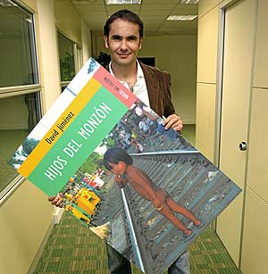 David Jimnez, con un cartel que reproduce la portada del libro. (Foto: Alberto Cullar)