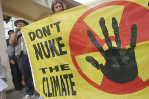 Activistas ambientales muestran una pancarta contra la energa nuclear en Bali. (Foto: AP)