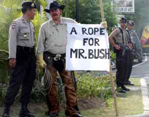 La policía indonesia habla con un activista noruego que luce una pancarta contra Bush (Foto: AFP)