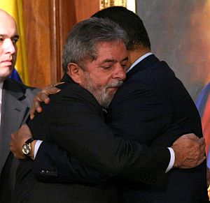 Chvez y Lula se abrazan en la sede presidencial de Miraflores. (Foto: AP)