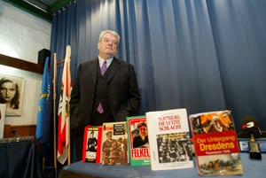 David Irving posa ante varios ejemplares de sus libros. (Foto: Antonio Moreno)
