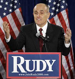 Rudolph Giuliani se dirige al pblico en un mitin. (Foto: AP)
