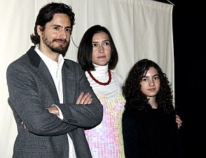 Gonzlez-Sinde (c), junto a Juan Diego Botto e Ivana Barquero. (Foto: EFE)